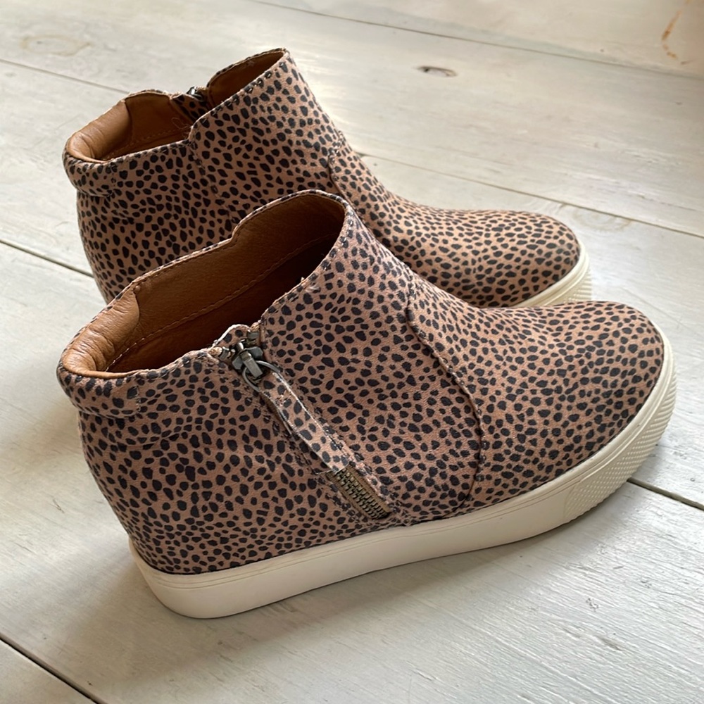 Universal Thread Tan/Black Women’s Animal Print Canvas Boots White Sole Zip Sz 8